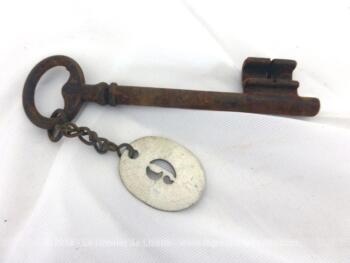 Accouchée à une très vieille clé recouverte de sa patine authentique, il y a une ancienne plaque en zinc avec le chiffre 9 poinçonné en creux,