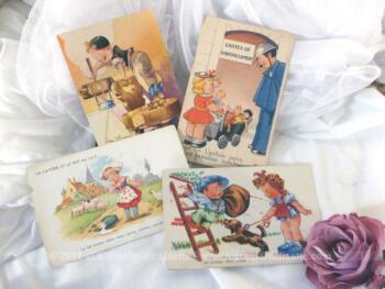 Voici quatre anciennes cartes postales représentant des scènes humoristiques avec des enfants, datant du milieu du siècle dernier.