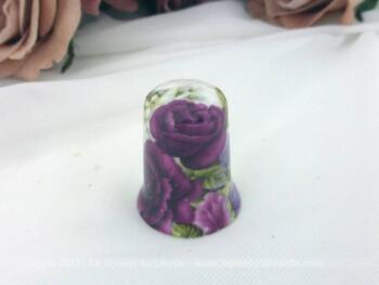 Dé à coudre porcelaine estampillé "Fine Bone China" (porcelaine fine à l'os) décoré de belles roses fuschia. Très tendance shabby.
