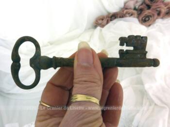 Voici une ancienne lourde clé de manoir avec un paneton avec une double forme de 12.5 cm de long avec toute sa belle patine d'origine remplie d'authenticité.