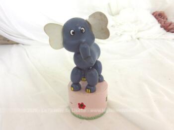 Ancienne petite figurine en bois , jouet représentant un éléphant articulé par un des manipulations d'une plaque sous le socle.