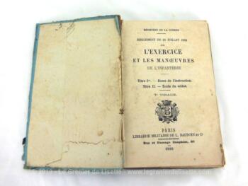 Très ancien livre du Ministère de la Guerre concernant le Reglement du 29 juillet 1884 sur L'Exercice et les Manoeuvres de l'Infanterie daté de 1886 .