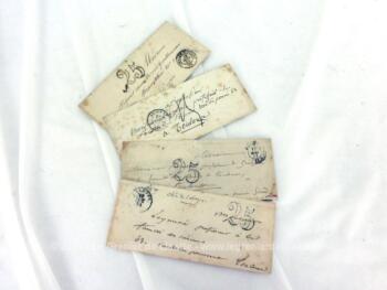 Voici un lot de 4 anciennes petites enveloppes fermées et vides avec le cachet de poste de 1851 dont une avec encore le sceau de cire.