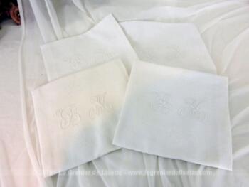 Voici un lot de 4 anciennes serviettes en damassé blanc de 72 x 65 cm brodées des monogrammes BM au centre.