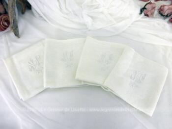 Voici un lot de 4 anciennes serviettes de table en damassé blanc de 51 x 44 cm brodées des monogrammes SP au centre.