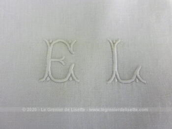 Voici un lot de 6 anciennes serviettes en damassé blanc de 72 x 68 cm brodées des monogrammes EL au centre.