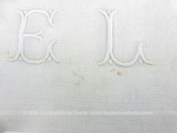 Voici un lot de 6 anciennes serviettes en damassé blanc de 72 x 68 cm brodées des monogrammes EL au centre.