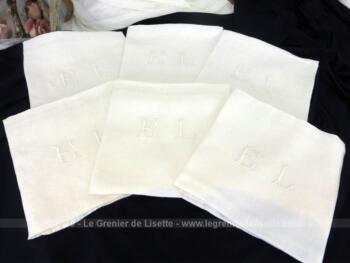 Voici un lot de 6 anciennes serviettes en damassé blanc de 72 x 68 cm brodées des monogrammes EL au centre.