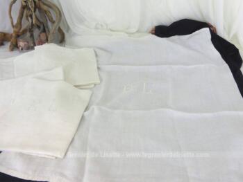 Voici un lot de 6 anciennes serviettes en damassé blanc de 72 x 68 cm brodées des monogrammes EL au centre.