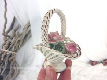 Voici un panier miniature en belle céramique aux fleurs roses en relief estampillé "Made in Spain". Pour une décoration shabby.