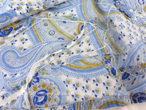 Originale nappe ronde de 150 cm de diamètre réalisée avec différents tissus en coton bleu et cousus entre eux façon Quilt.