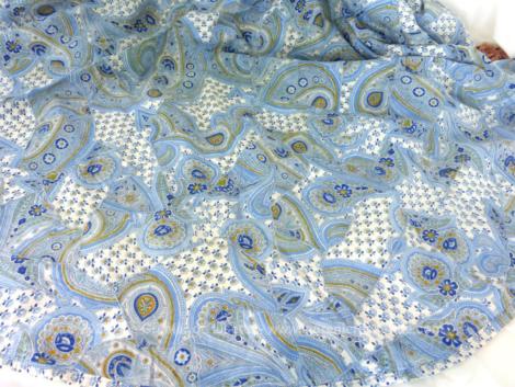 Originale nappe ronde de 150 cm de diamètre réalisée avec différents tissus en coton bleu et cousus entre eux façon Quilt.