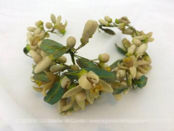 Ancienne petite couronne de mariée aux fleurs de cire . Fin XIX° ou tout début XX°.