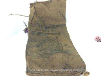 Ancien sac en toile de jute épaisse de 95 x 50 cm, portant l'inscription Scories Thomas moulues. Avec de nombreuses marques de reprises, couture et trous. Du pur authentique.