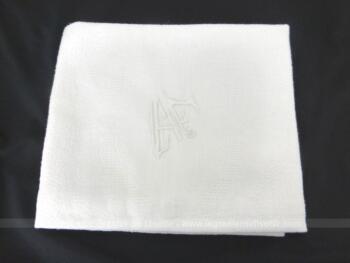 Ancienne serviette ou torchon aux monogrammes JB de 64 x 72 cm en coton blanc damassé avec les initiales brodées et placées au centre.