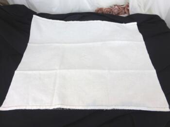 Ancienne serviette ou torchon aux monogrammes JB de 64 x 72 cm en coton blanc damassé avec les initiales brodées et placées au centre.