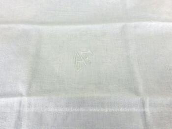 Ancienne serviette ou torchon aux monogrammes JB de 64 x 72 cm en coton blanc damassé avec les initiales brodées et placées au centre.