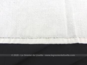 Ancienne serviette ou torchon aux monogrammes JB de 64 x 72 cm en coton blanc damassé avec les initiales brodées et placées au centre.