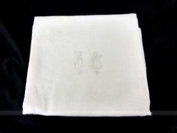 Ancienne serviette ou torchon aux monogrammes JB de 64 x 72 cm en coton blanc damassé avec les initiales brodées et placées au centre.