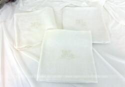 Voici un lot de 3 anciennes serviettes en damassé blanc de 58 x 64 cm brodées des monogrammes ML (ou MG ?) au centre.