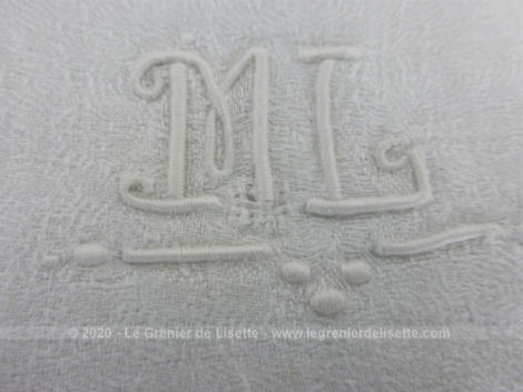 Voici un lot de 3 anciennes serviettes en damassé blanc de 58 x 64 cm brodées des monogrammes ML (ou MG ?) au centre.