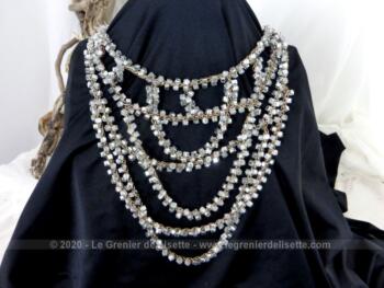 Superbe et vraiment original ce collier en perles carrées, brillantes comme du strass, fait main dans le style années 20.