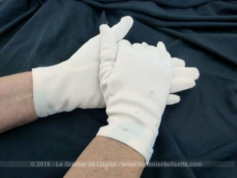 Anciens gants de mariée couleur ivoire en lycra avec de petites fleurs brodées dessus.Taille standard.