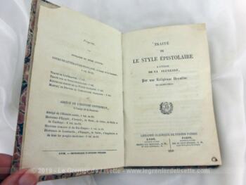 Très ancien livre de cours de Littérature Française sur le Traité sur le Style Epistolaire, à l'usage de la Jeunesse par une Religieuse Ursuline du Sacré Coeur. Il est daté de 1850.