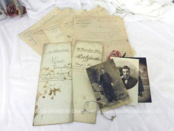 Voici un assortiment unique de documents datant du XIX° avec 2 actes notariés, des photos, des courriers et un pince nez, pour une décoration vraiment très rétro.