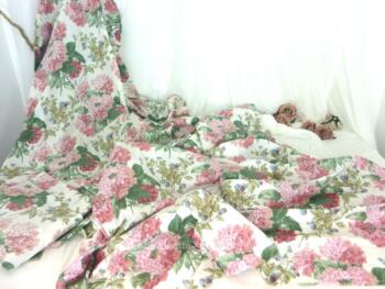 Voici une paire de rideaux en tissus shabby aux hortensias roses pâles. De 115 x 270 cm chacun, fait main.