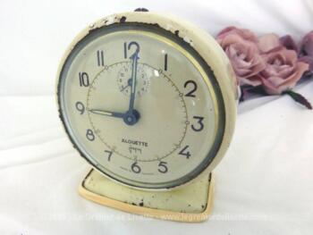 Ancien réveil Japy Alouette, métal couleur ivoire à l'allure très tendance vintage et shabby à la fois, pour décoration.