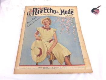 Ancienne revue Le Petit Echo de la Mode du 27 juin 1937, trésor vintage de 83 ans, numéro spécial "Toilettes pour les Vacances", avec des dessins de robes et des patrons de cols, jaquette, robe et petite veste tricotées pour fillettes. Tout le mystère de l'élégance pour l'été 1937 !