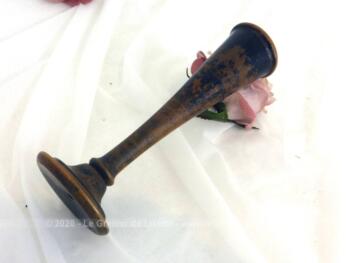 Voici un ancien stéthoscope obstétrical en bois modèle Pinard, pour écouter le pouls du fœtus,modèle Pinard et réalisé en bois noirci.