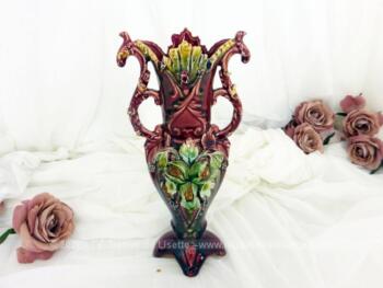 Ancien vase numéroté en barbotine rouge aux noisettes en relief av ec une belle forme d'amphore très ouvragée.