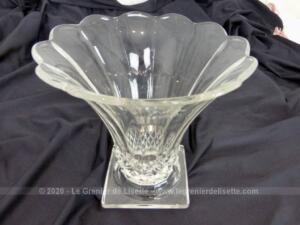 Vase en verre forme corolle sur socle carré