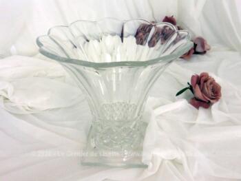 Vase en verre translucide en forme de corolle sur une base avec des losanges en relief et son socle carré.