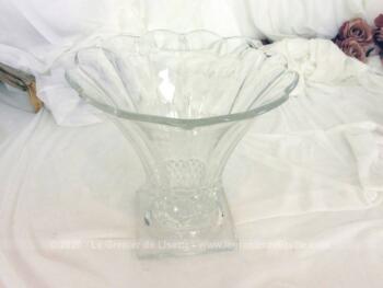Vase en verre translucide en forme de corolle sur une base avec des losanges en relief et son socle carré.