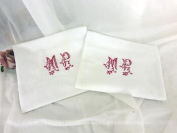 Duo de serviettes damassées aux monogrammes MP brodés à la main en fil rouge au point d'épis.
