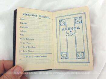 Avec une belle reliure en cuir bordeaux, voici un petit agenda de poche pour l'année 1937 avec l'ensemble des prestations et tarifs postaux de l'époque.