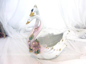 Élégant petit cache pot en céramique aux 2 cygnes enlacés, très tendance shabby avec ses fleurs roses en décoration sur fond couleur nacrée. Made in Italy.