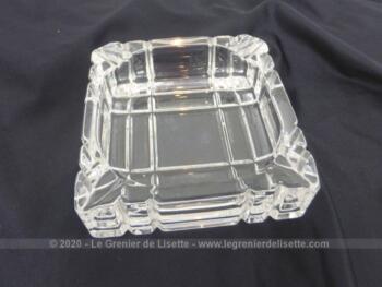 Superbe cendrier en verre de forme carré 12 x 12 x 3.5 cm avec des lignes en creux sur l'extérieur pour mettre en valeur sa forme.