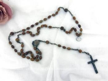 Ancien chapelet en métal argenté avec perles de verre marron et médaillon de Notre Dame de Lourdes.