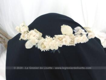 Adorable petite couronne de communiante avec fleurs et feuilles tissus. Pour une décoration vintage et shabby.