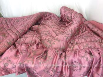 Voici un ancien couvre lit des années 50 en satin fuchsia matelassé de laine de 210 x 150 cm avec 60 cm de volant sur 2 cotés. Idéal pour un lit en 140 ou 150.