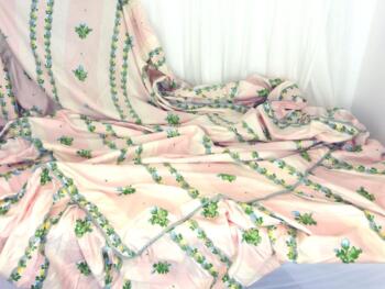 Fait main, voici un couvre-lit réalisé dans un superbe tissus d'ameublement rose shabby de 195 x 115 cm plus 35 cm de volant froncé. Suffisamment de métrages pour vos belles créations!