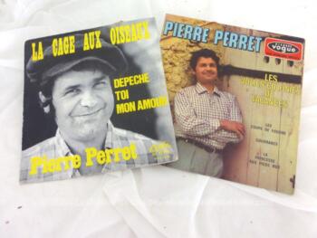Voici deux vinyle 45 T de Pierre Perret, deux succès célèbres. "Les jolies colonies de Vacances" de 1966 et "La Cage aux Oiseaux" de 1971.