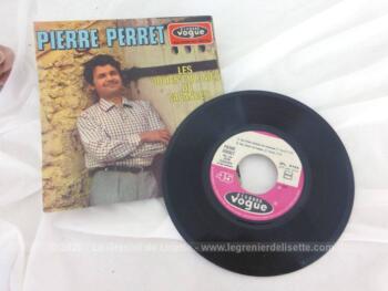 Voici deux vinyle 45 T de Pierre Perret, deux succès célèbres. "Les jolies colonies de Vacances" de 1966 et "La Cage aux Oiseaux" de 1971.