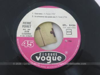 Voici deux vinyle 45 T de Pierre Perret, deux succès célèbres. 