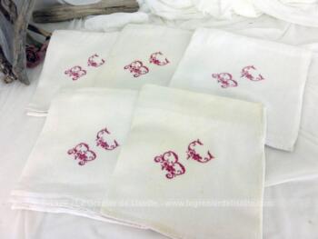 Lot de 5 anciennes serviettes en coton damassé avec les monogrammes BC brodés au point de croix au fil rouge.