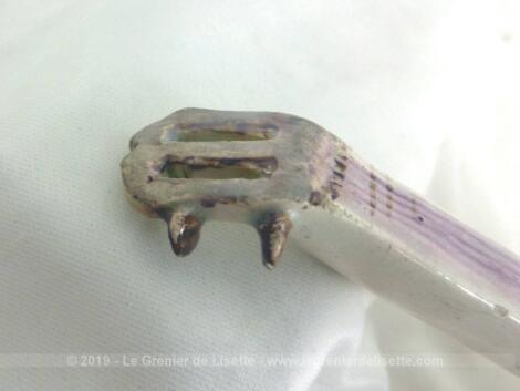Adorable petite mandoline figurine en céramique de 19 x 5.5 x 4.5 cm, peinte à la main dans des couleurs très shabby.